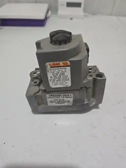 HONEYWELL VR8205H2605 GAS VALVE NATURAL GAS 41516-001 IN/OUT 1/2