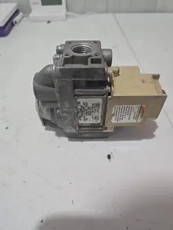 HONEYWELL MODEL VR8204C 1142 24V INTERMITTENT PILOT GAS VALVE BRAND NEW