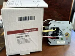 HONEYWELL R8285D-5001 FAN CENTER 50VA DPST SWITCHING RELAY