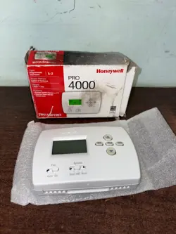 NEW HONEYWELL TH4110D1007 PRO 4000  THERMOSTAT . B386