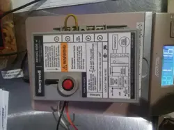 HONEYWELL TRADELINE OIL BURNER PRIMARY CONTROL R8184G 4009
