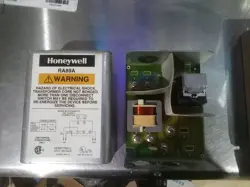 HONEYWELL RA89A 1074, 120V  24V  SWITCHING RELAY.