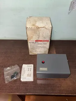 NEW HONEYWELL R8182D1111 TRIPLE AQUASTAT PROTECTORELAY S1