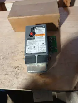 NEW HONEYWELL R8184M1051 PROTECTORELAY OIL BURNER CONTROL    