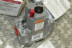 HONEYWELL VR8200A2132 DUAL VALVE STANDING PILOT COMBINATION GAS CONTROL VALVE