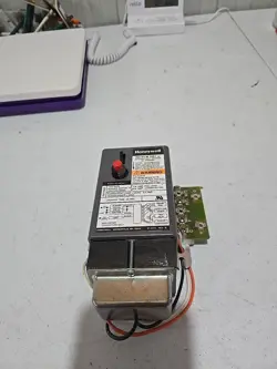 HONEYWELL RESIDEO R8184M1051 OIL BURNER PRIMARY CONTROL 47055 R8184M 1051 3 NEW 