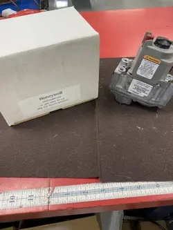 REZNOR 208920 HONEYWELL VR8200M7005 GAS VALVE