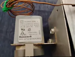 W/ HONEYWELL R8222K
