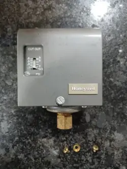 HONEYWELL TRADELINE PA404B 1023 PRESSURETROL CONTROLLER