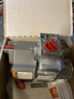 BRAND NEW HONEYWELL/RESIDEO VR8200C1041 DUAL VALVE GAS CONTROL 1/2” NPT