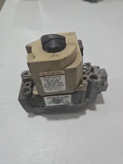 HONEYWELL VR8105M8202 FURNACE GAS VALVE FAST SHIP NEW
