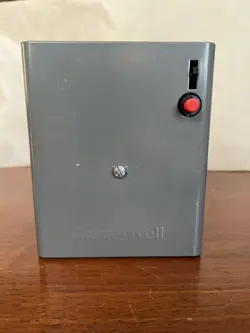 NEW OPEN BOX HONEYWELL RA117A 1047 PROTECTOR RELAY STACK CONTROL