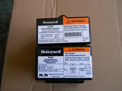 NEW OEM HONEYWELL R7997 B 1021  IGNITION OIL PRIMARY AND IGNITOR R7997B1021