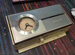 HONEYWELL TS8095A1010 CHRONOTHERM THERMOSTAT HEATING AND COOLING WALL PLATE