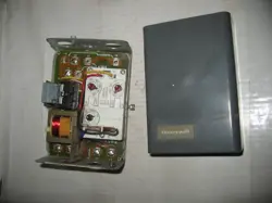 HONEYWELL L8124C1003 TRIPLE AQUASTAT RELAY LINE VOLT BURNER CONTROL RESIDIO