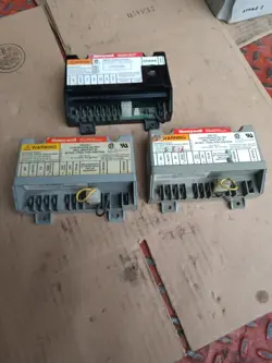 LOT OF 3 S8610U HONEYWELL UNIVERSAL INTERMITTENT PILOT IGNITION CONTROL MODULE