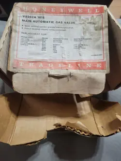 NOS HONEYWELL V8202A 1018 MAIN AUTOMATIC GAS VALVE
