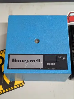 HONEYWELL BURNER CONTROL R7795C1007 WORKING/ USED
