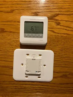HONEYWELL TH4110U2005 PRO-SERIES PROGRAMABLE BACKLIT THERMOSTAT TH4110U