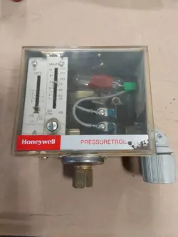 HONEYWELL PRESSURETROL...L404A 1396.....N62