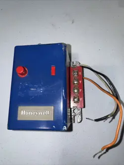 HONEYWELL OIL BURNER PRIMARY CONTROL .