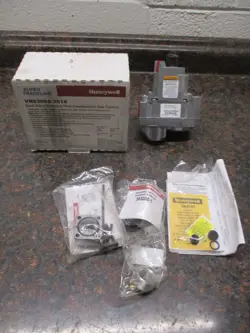 NEW HONEYWELL VR8300A3518 DUAL VALVE STANDING PILOT COMBINATION GAS CONTROL