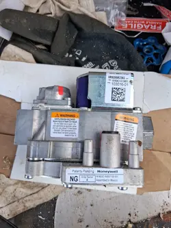 HONEYWELL VR9205R2363 MODULATING GAS VALVE LENNOX ARMSTRONG 103016-01 72W34