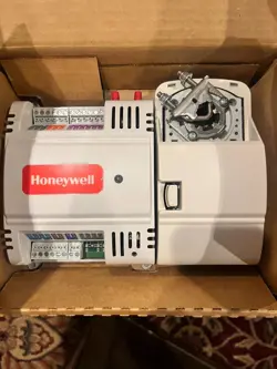HONEYWELL CVL4022AS-VAV1/U  STRYKER LONWORKS CONTROLLER PLUS TR75 THERMOSTAT