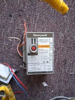 HONEYWELL / PROTECTOR RELAY OIL BURNER CONTROL / R8184G1427 