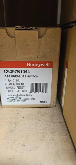 HONEYWELL C6097B1044 GAS PRESSURE SWITCH FLANGE MOUNT