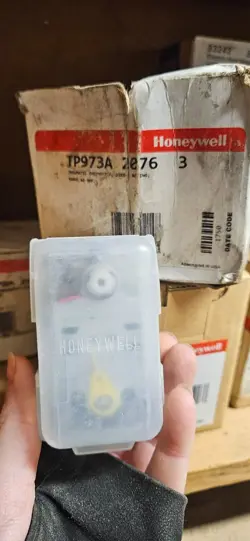 HONEYWELL TP973A 2076 3 PNEUMATIC THERMOSTAT