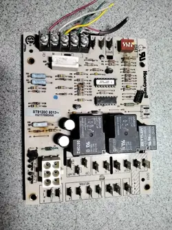 HONEYWELL FURNACE CONTROL BOARD PART # ST9120C 5013
