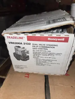 HONEYWELL VR8200A2132 DUAL VALVE 