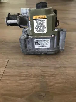 HONEYWELL VR8205Q2746 2 STAGE GAS VALVE LENNOX 18M6501
