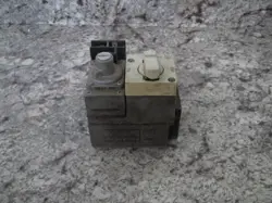 810