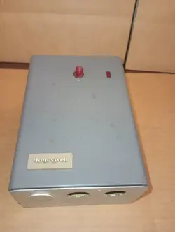 HONEYWELL R8182E 1100 AQUASTAT PROTECTO  RELAY