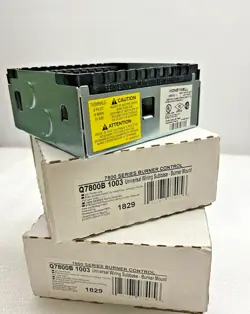 NEW NIB LOT OF 2 Q7800B 1003 UNIVERSAL WIRING SUBBASE BURNER MOUNT