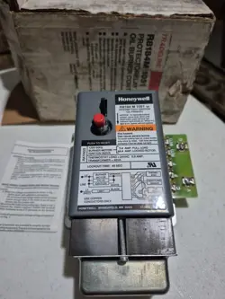 R8184M1051 HONEYWELL TRADELINE PROTECTORELAY OIL BURNER CONTROL 120V 24V 45-SEC.