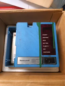 HONEYWELL BC7000L1000 MICROCOMPUTER BURNER CONTROL SYSTEM 