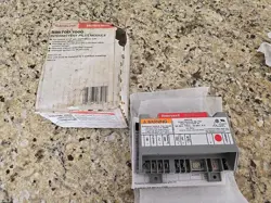 BRAND NEW HONEYWELL IGNITION CONTROL S8670D 1000