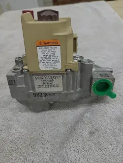 HONEYWELL VR8200A 2421 GAS VALVE (USED)