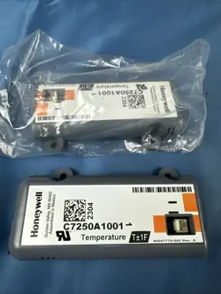 LOT OF 2 HONEYWELL C7250A-1001 SENSOR W7220 ECONOMIZER CONTROLLER