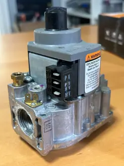 HONEYWELL VR8304M4515 24V NATURAL GAS VALVE, PRE-OWNED