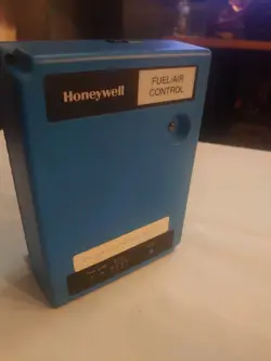 HONEYWELL R7999A1005 FUEL/AIR CONTROLLER USED PULLED FROM A SUPERIOR BOILER