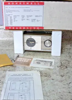 1960'S NOS HONEYWELL T882A 1047FUEL SAVER CHRONOTHERM THERMOSTAT, W/CLOCK, NEW !