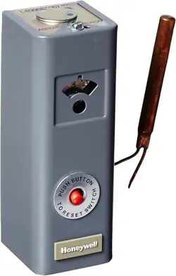 HONEYWELL L4006E1067 HIGH LIMIT AQUASTAT CONTROLLER - (NEW - OLD BOX)