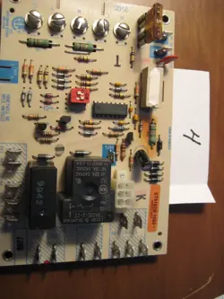 RECLAIMED UNTESTED FURNACE CONTROL BOARD HONEYWELL ST916QB-1068