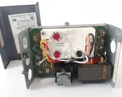 HONEYWELL HORIZONTAL MOUNT TRIPLE AQUASTAT RELAY CONTROL L8124L L8124L1011
