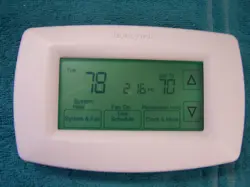 HONEYWELL RTH7600D1030 7-DAY PROGRAMABLE TOUCHSCREEN THERMOSTAT RTH7600