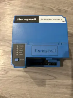 HONEYWELL RM7895 D 1011 BURNER CONTROL